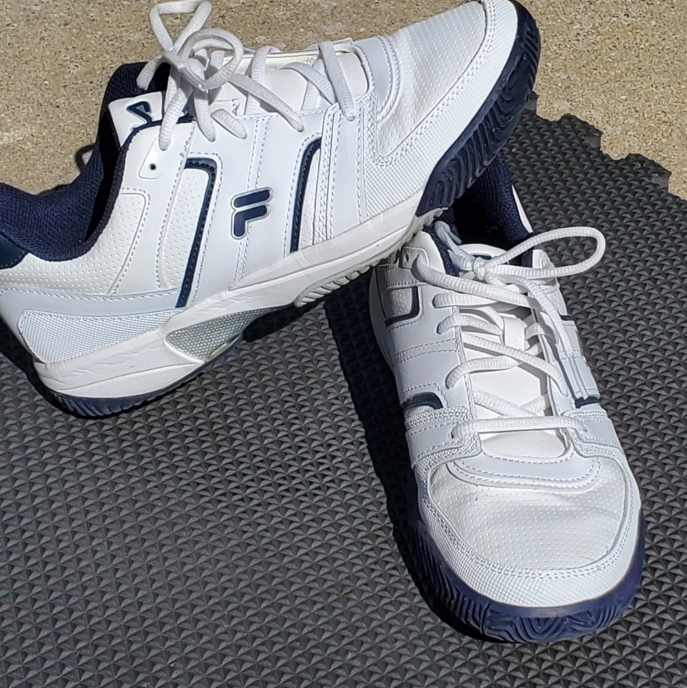 Tennis shoes men